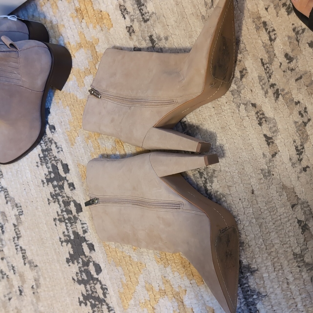 VINCE CAMUTO BOOTS - Picture 3 of 3